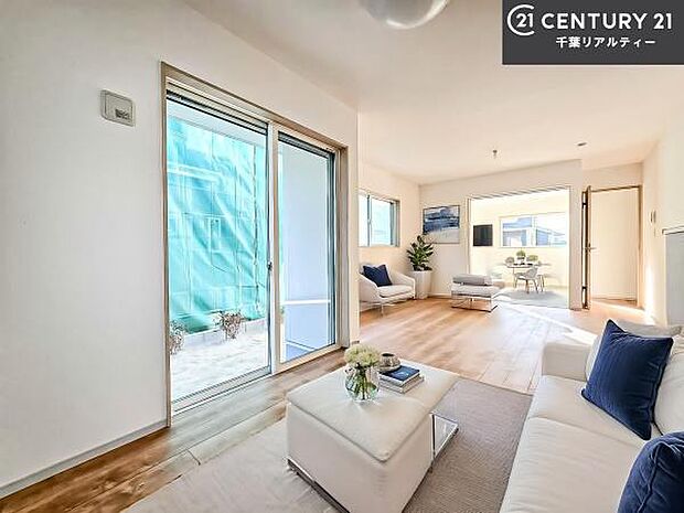 家具はCGパースです。大切な家族が集まるからこそLDKにはこだわりたい。子供たちが元気に笑いながら走り回っている姿を見た時が「広い家にして良かった」と思う瞬間です。