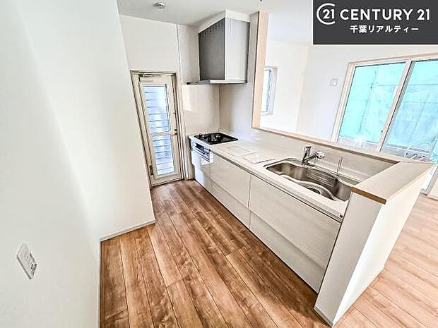 大人気の対面式システムキッチンを採用しています!ご家族のコミュニケーションが自然と増える設計です。お子様にも目が届くので嬉しいですね!広々使えて快適に作業が進みます。