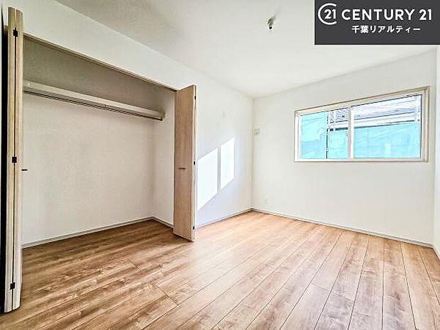 収納スペースがついています!居室をスッキリ整頓する事ができますね。家具を選ばないシンプルなデザインの為、家具を選ばずお気に入りの空間作りができそうですね。