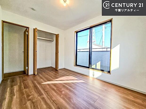 バルコニーに面している洋室です。明るく温もりがあり、換気もしっかりできます!朝起きて、外に出て背伸びをしつつ深呼吸をし良い朝を迎え入れることができます。