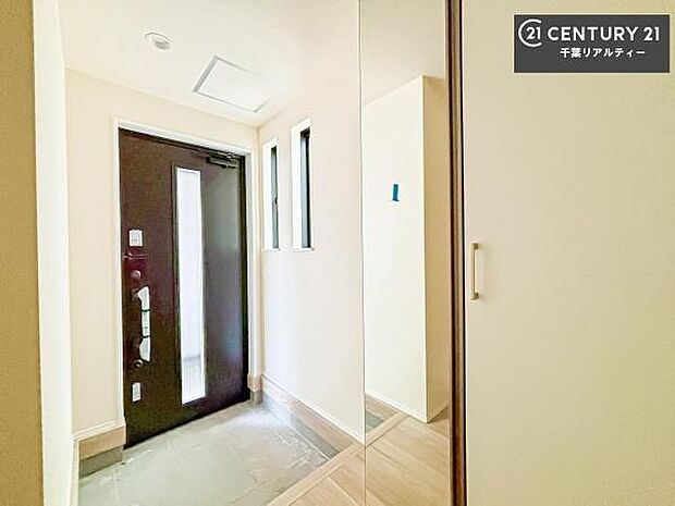 玄関のシューズボックスは、収納力良好で靴をすっきり整理できるだけでなく、上部を飾り棚として活用可能。お気に入りの小物やグリーンを置けば、来客を迎えるおしゃれな空間に仕上がります!