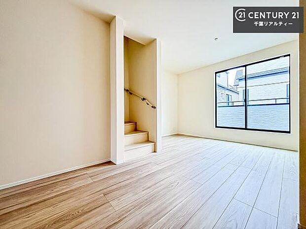 大きな窓からたっぷりの陽ざしが入る明るいリビング。開放感のあるリビングで家族団らんのくつろぎの時間を過ごせます!ご見学可能です!是非現地で陽当たりなどご体感くださいませ!