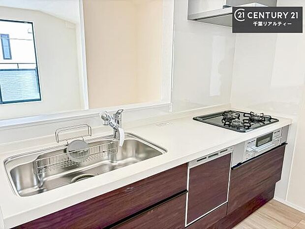 大人気の対面式システムキッチンを採用しています!ご家族のコミュニケーションが自然と増える設計です。お子様にも目が届くので嬉しいですね!広々使えて快適で作業が進みます。