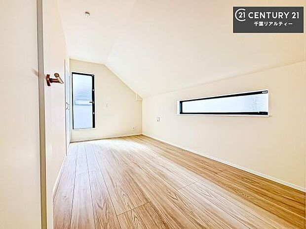 掃き出し窓がないお部屋は、お子様のお部屋としても安心です!収納スペースも充実しているので散らかったお部屋をサッと片付けられます!