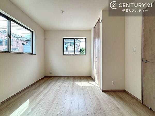 掃き出し窓がないお部屋は、お子様のお部屋としても安心です！収納スペースも充実しているので散らかったお部屋をサッと片付けられます！