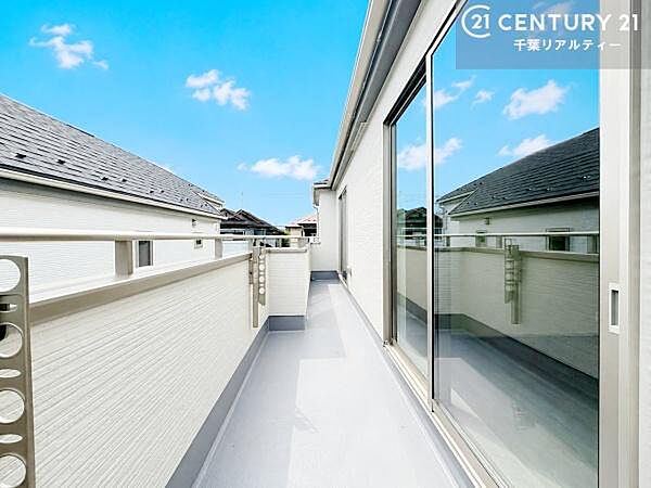 2部屋から出入りできる続きバルコニーを採用。お洗濯物やお布団干しもスムーズに行える便利な設計です。