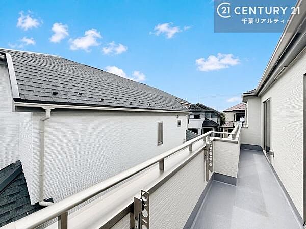 落ち着きある住宅街です！周囲には高い建物がなく、空が広く開放感があり、陽当たりを大きく遮られることもありません！気持ちの良い風が通り抜ける街並みです！