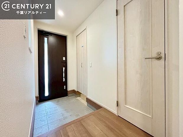 玄関のシューズボックスは、収納力良好で靴をすっきり整理できるだけでなく、上部を飾り棚として活用可能。お気に入りの小物やグリーンを置けば、来客を迎えるおしゃれな空間に仕上がります!