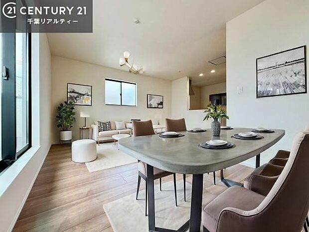 開放感のある広々LDK!ソファーやダイニングテーブルを置いても窮屈にならないので快適に過ごせます!コミュニケーションが取りやすいリビングです!