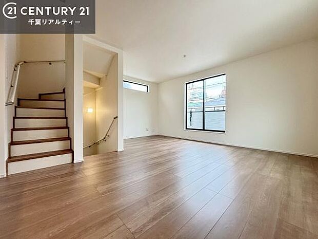 大きな窓からたっぷりの陽ざしが入る明るいリビング。開放感のあるリビングで家族団らんのくつろぎの時間を過ごせます!ご見学可能です!是非現地で陽当たりなどご体感くださいませ!