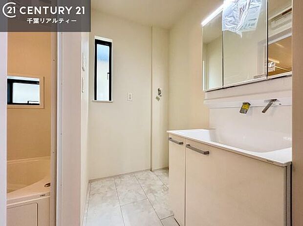 小窓付きの明るい洗面室です!湿気もすぐに入れ替えができて清潔に保つことができます!自然光が差し込むのでお化粧の仕上がりも良くなりますね!