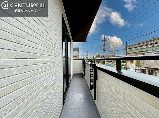 バルコニーを2か所に設けたゆとりのある設計。用途に合わせて使い分けができ、毎日の暮らしを快適にサポートします。