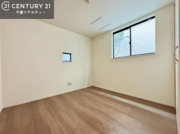 明るい室内は、風通しも良く、明るく大変居心地の良い空間となっております。リラックスして過ごせる心地の良いお部屋です!