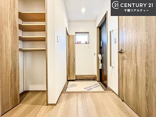 シューズボックス付きなので、玄関が片付きお掃除がしやすいです!スッキリした玄関で戸を開けた瞬間、清潔感のある心地いい空間が出迎えてくれます。