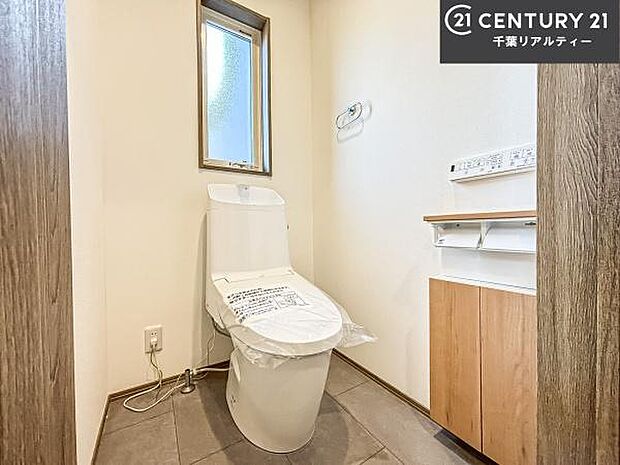 1・2階にトイレがございます!朝の忙しい時間帯も待たずにすみそうですね。白を基調とした清潔感のあるトイレでお手入れがしやすいです!