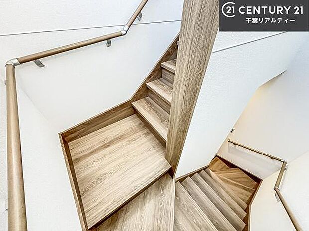 階段は明るく手摺りもついています。お子様やご年配の方も安心してご利用頂けますね。