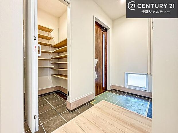 シューズボックス付きなので、玄関が片付きお掃除がしやすいです!スッキリした玄関で戸を開けた瞬間、清潔感のある心地いい空間が出迎えてくれます。