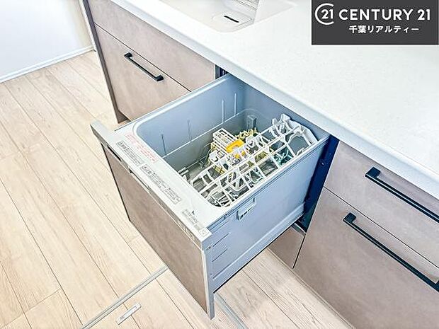 食洗機付きのキッチンです!忙しい時や手荒れ防止として大変活躍する便利な仕様です!ビルトインなのでキッチンの場所を取らず調理スペースを広く使うことが出来ます!