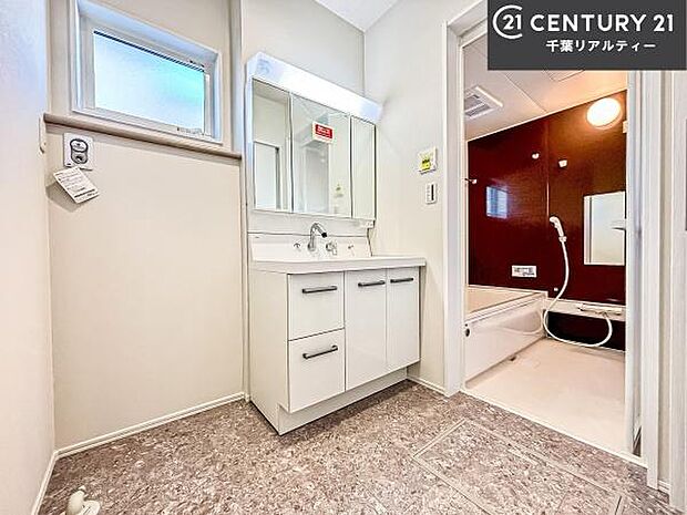 三面鏡仕様の洗面所は、身だしなみがしやすい造り!裏は収納になっています。ドライヤーやお化粧道具を片付けられるので洗面台周りをスッキリと見せることが出来ます!