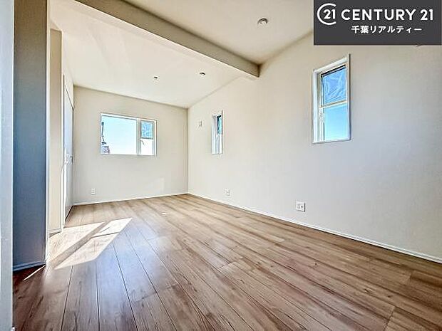 2面採光を確保した明るい室内は、風通しも良く、明るく大変居心地の良い空間となっております。リラックスして過ごせる心地の良いお部屋です!朝の目覚めがスッキリしますね!