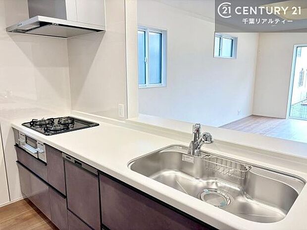 大人気の対面式システムキッチンを採用しています!ご家族のコミュニケーションが自然と増える設計です。お子様にも目が届くので嬉しいですね!広々使えて快適で作業が進みます。