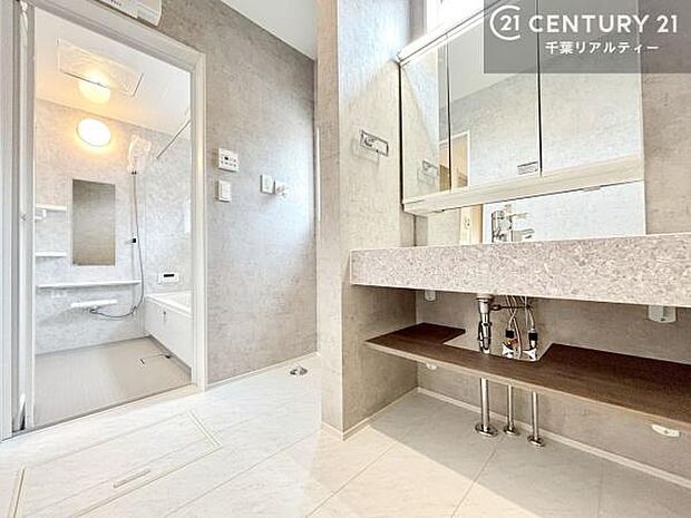 スタイリッシュなデザインの洗面台を採用。洗練された空間が、朝の準備や帰宅後の時間をより上質なものに演出します。