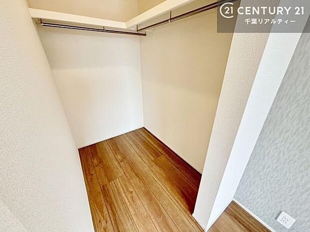 ウォークインクローゼット付きです。たくさんのお洋服などを収納しておけそうですね!他にも扇風機や加湿器など季節物の大きな家電も収納できます!
