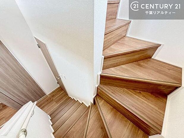 階段は明るく手摺りもついています!お子様やご年配の方も安心してご利用頂けますね!