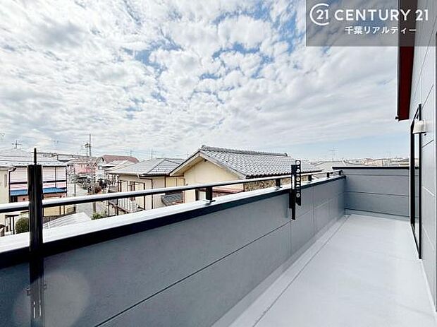 落ち着きある住宅街です!周囲には高い建物がなく、空が広く開放感があり、陽当たりを大きく遮られることもありません!気持ちの良い風が通り抜ける街並みです!