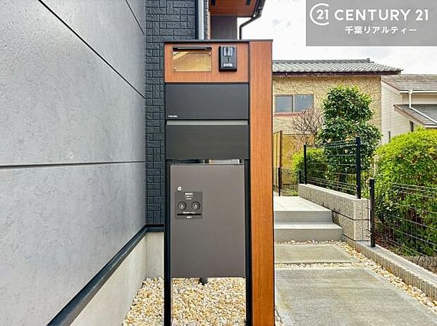 宅配ボックスを完備しているため、不在時でも荷物の受け取りが可能。再配達の手間がなく、忙しい毎日でもストレスなく利用できます。