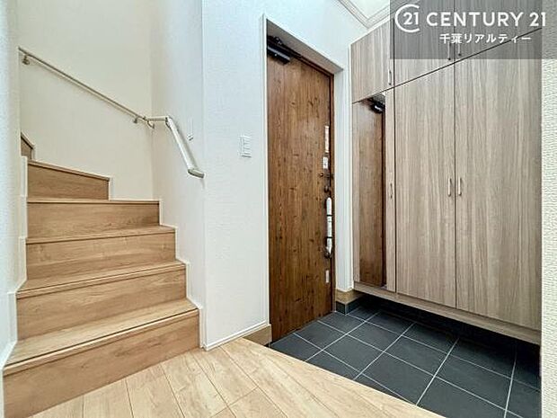 シューズボックス付き。玄関が片付きお掃除がしやすいです！スッキリした玄関で戸を開けた瞬間、清潔感のある心地いい空間が出迎えてくれます。