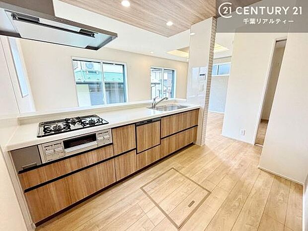 大人気の対面式システムキッチンを採用しています!ご家族のコミュニケーションが自然と増える設計です。お子様にも目が届くので嬉しいですね!広々使えて快適で作業が進みます。