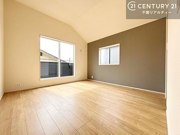 バルコニーに面した洋室は、やわらかな朝日が差し込む心地よい空間。爽やかな光に包まれて気持ちよく目覚められるため、寝室に最適なお部屋です。朝の換気やお布団干しも快適に行えます。