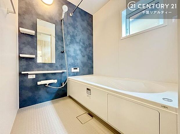 窓からのやわらかな光が差し込む浴室は、換気もしやすく快適。1日の疲れをしっかりと癒してくれる浴室です。