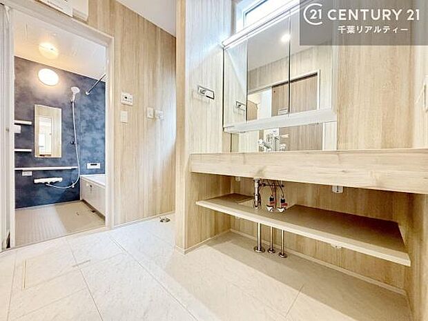 スタイリッシュなデザインの洗面台を採用。洗練された空間が、朝の準備や帰宅後の時間をより上質なものに演出します。