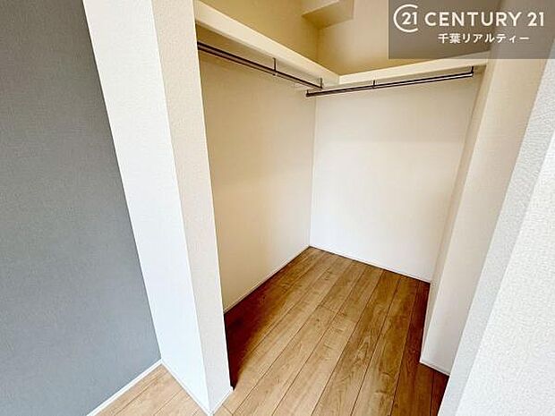ウォークインクローゼット付きです。たくさんのお洋服などを収納しておけそうですね!他にも扇風機や加湿器など季節物の大きな家電も収納できます!