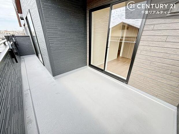 広々としているバルコニーです!お洗濯物を干すのはもちろん風に当たりながらくつろぎタイムが送れます!