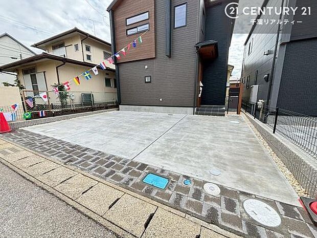 並列3台駐車可能なゆとりのカースペース。ご家族それぞれのお車はもちろん、来客時にも安心してお使いいただける開放的な駐車空間です。