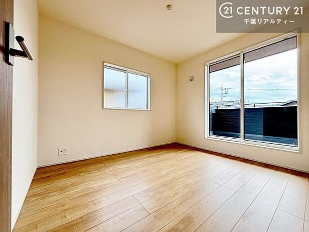 たっぷり日差しが差し込む洋室!温もりと明るさを兼ね備えた魅力的空間で、プライベート時間を有意義に過ごせます!