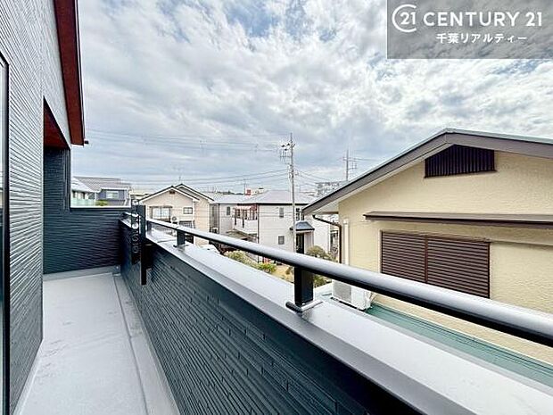 落ち着きある住宅街です!周囲には高い建物がなく、空が広く開放感があり、陽当たりを大きく遮られることもありません!気持ちの良い風が通り抜ける街並みです!