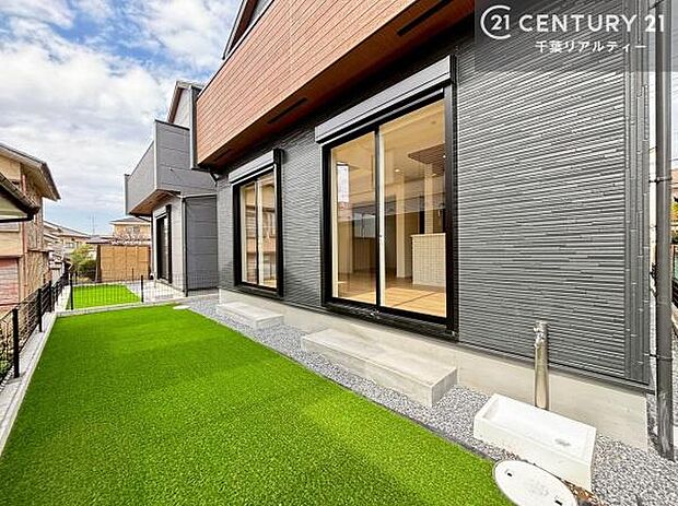 陽当たり良好なお庭です!晴れた日には青い空を見渡せる開放的な時間を楽しめます。ガーデニングや家庭菜園も楽しめます!