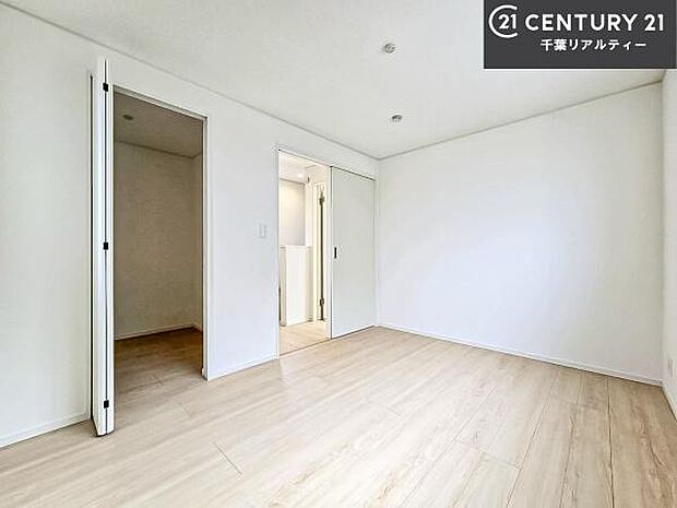 明るい室内は、風通しも良く、明るく大変居心地の良い空間となっております。リラックスして過ごせる心地の良いお部屋です!