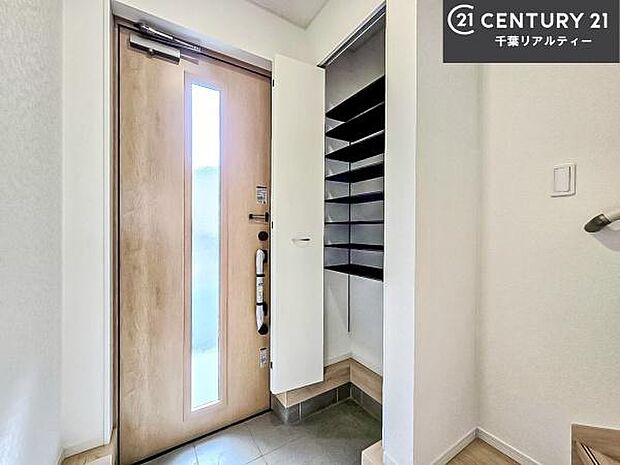 シューズボックス付き。玄関が片付きお掃除がしやすいです!スッキリした玄関で戸を開けた瞬間、清潔感のある心地いい空間が出迎えてくれます。