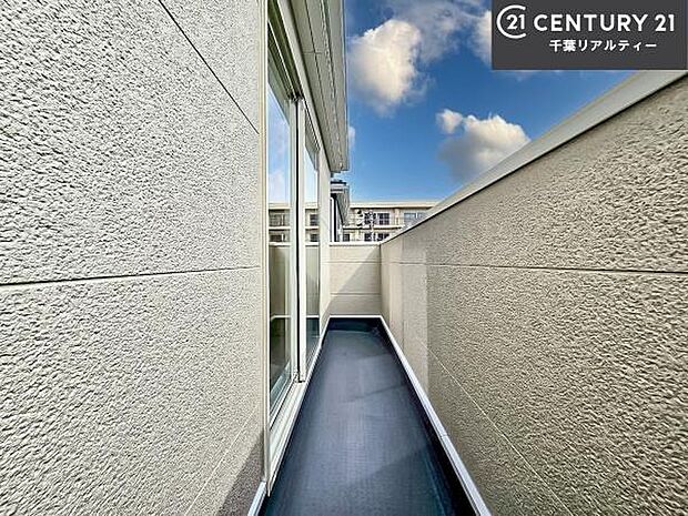 陽当たり良好なバルコニーです!晴れた日には青い空を見渡せる開放的な時間を楽しめます。