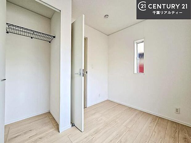 洋室は子供部屋や寝室、色々と用途多彩に利用できますね。収納力もたっぷりなので、広々気持ちよく過ごすことができます。