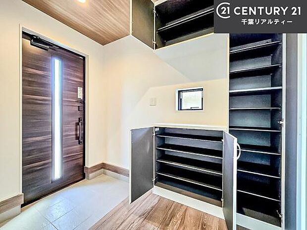 シューズボックス付きなので、玄関が片付きお掃除がしやすいです!スッキリした玄関で戸を開けた瞬間、清潔感のある心地いい空間が出迎えてくれます。