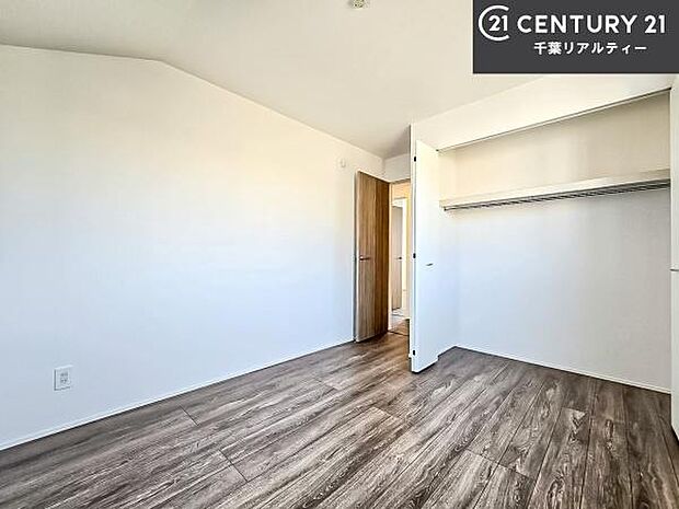 優しい光が差し込む洋室は、朝の目覚めも気持ちが良さそうですね。おうち時間もゆったりと過ごすことができます。