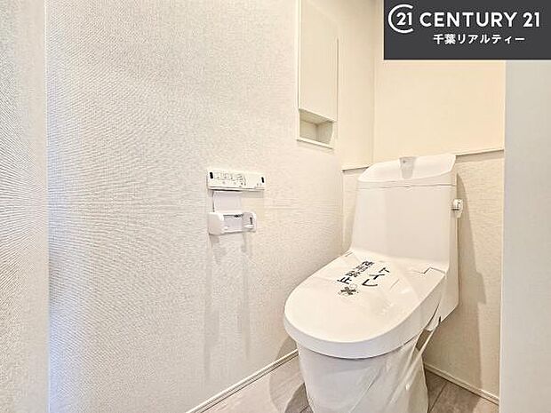 1・2階にトイレがございます!朝の忙しい時間帯も待たずにすみそうですね。白を基調とした清潔感のあるトイレでお手入れがしやすいです!