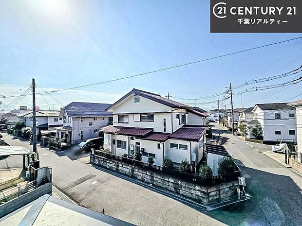 眺望良好なバルコニー。お天気のいい日にはバルコニーへでてリフレッシュするのもいいですね!