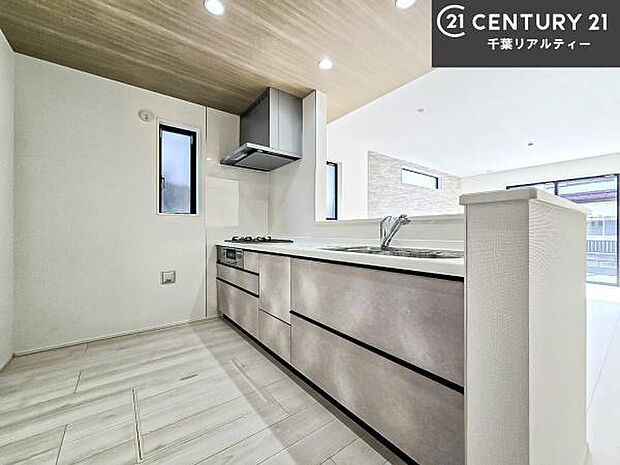 大人気の対面式システムキッチンを採用しています!ご家族のコミュニケーションが自然と増える設計です。お子様にも目が届くので嬉しいですね。広々使えて快適に作業が進みます。